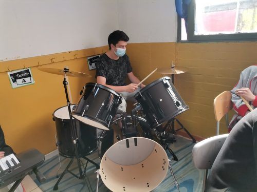 Área de Música cuenta con nueva batería acústica.