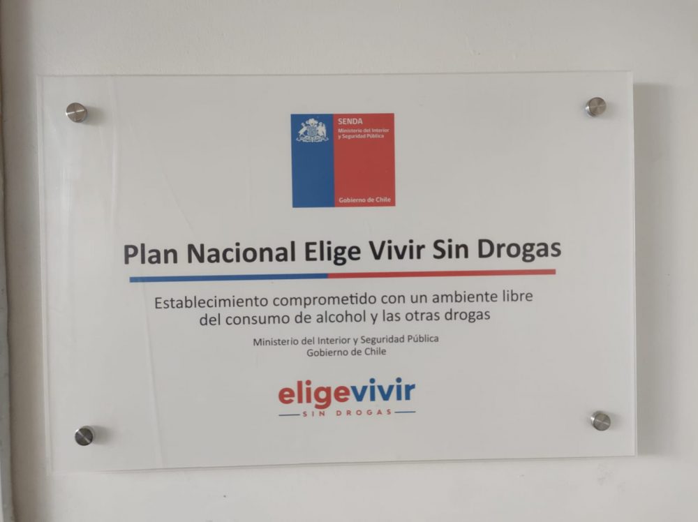 Instalación de placa de reconocimiento Plan Elige vivir sin Drogas