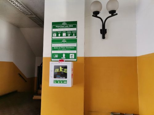 Nuestro Colegio cuenta  con un DEA (desfibrilador externo automático)