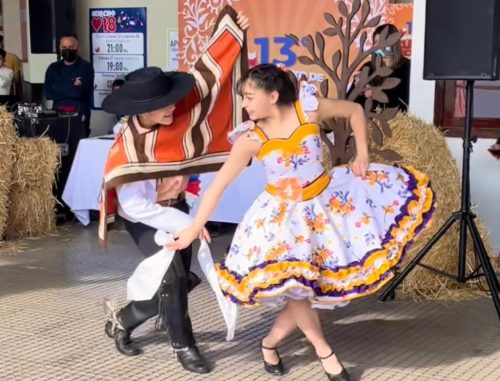 Pareja de Cueca marquiana, gana Campeonato Escolar en Espacio Urbano