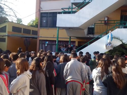 Saludo de los estudiantes a sus profesores(as)