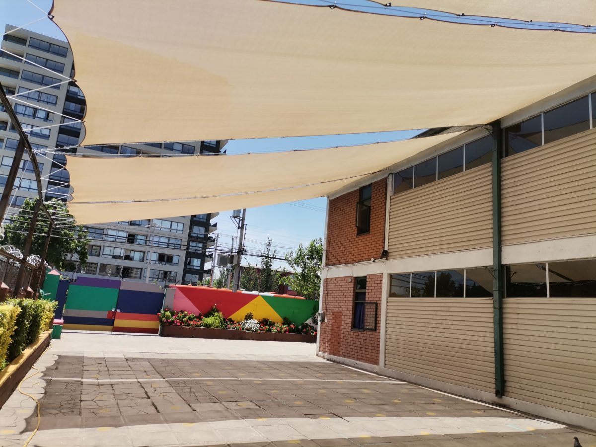 Instalación de mallas protectoras del sol en el patio de Básica