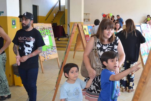 Exposición de Artes y Manualidades y Ciencia para niños