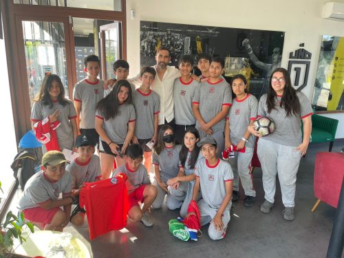 Futbolistas marquianos visitan al arquero de la Selección Nacional, Claudio Bravo.