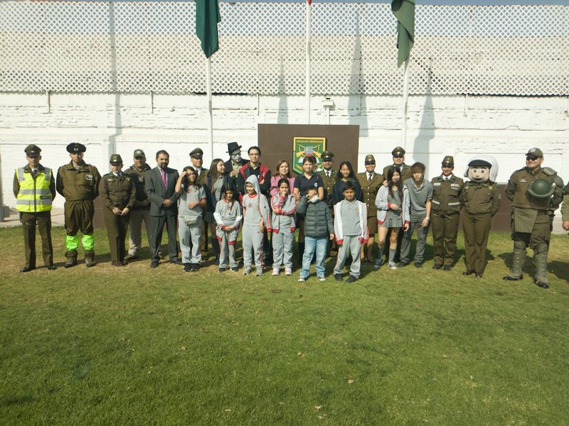 Delegación del Colegio San Marcos saludó a Carabineros de Chile  en su día.