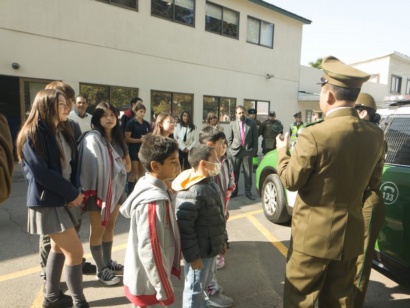 Visita a la Escuela de Sub Oficiales en el Día del Carabinero