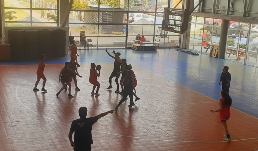 Jornada triple de Básquetbol Copa Soprole-UC, con triunfo de las damas