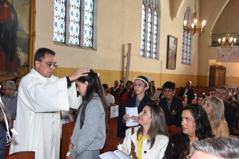 Bautizos de estudiantes de Catequesis de Primera Comunión.