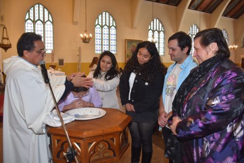 Algunos de nuestros/as estudiantes reciben el Sacramento del Bautismo