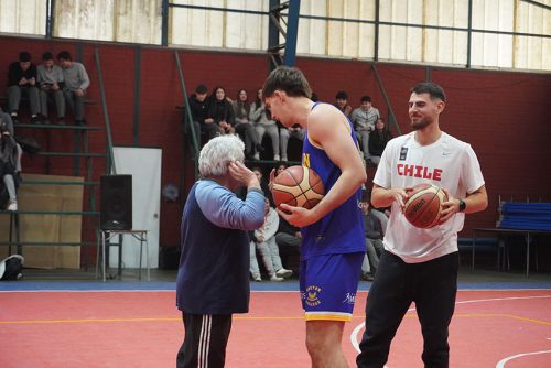 Visita de Sebastián Herrera y Clínica de Básquetbol en Colegio San Marcos de Macul