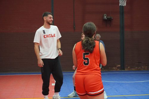 Visita de Sebastián Herrera y Clínica de Básquetbol en Colegio San Marcos de Macul