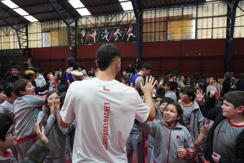 Visita de Sebastián Herrera y Clínica de Básquetbol en Colegio San Marcos de Macul