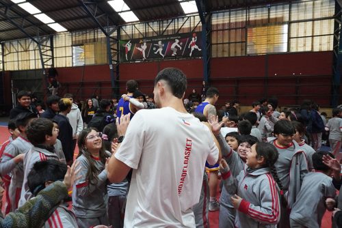 Visita de Sebastián Herrera y Clínica de Básquetbol en Colegio San Marcos de Macul