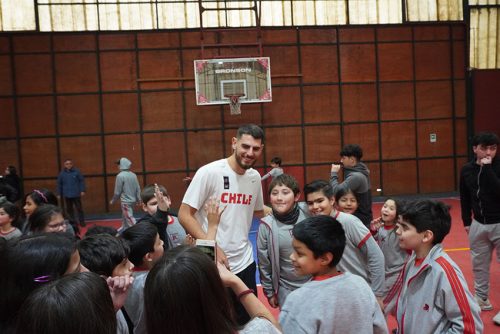 Visita de Sebastián Herrera y Clínica de Básquetbol en Colegio San Marcos de Macul