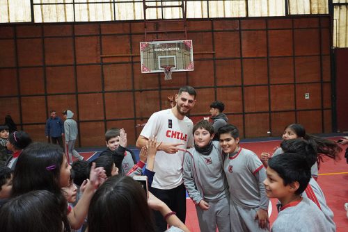 Visita de Sebastián Herrera y Clínica de Básquetbol en Colegio San Marcos de Macul