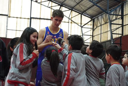 Visita de Sebastián Herrera y Clínica de Básquetbol en Colegio San Marcos de Macul