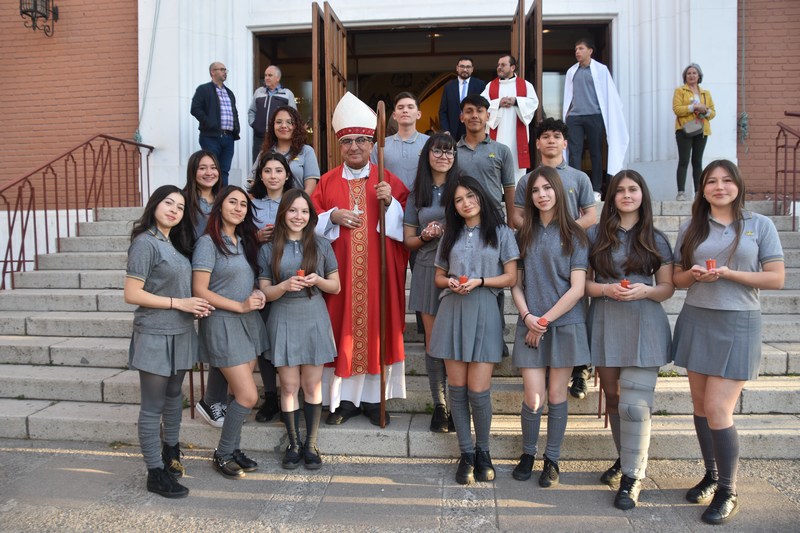 EL  ARZOBISPO DE  SANTIAGO PRESIDE MISA DE  CONFIRMACIÓN EN NUESTRO  COLEGIO