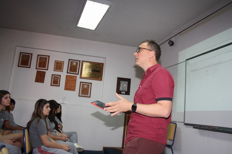 EL ESCRITOR Y PROFESOR DE NUESTRO COLEGIO,  CRISTIÁN  RAVEAU, PRESENTÓ SU SEGUNDA NOVELA