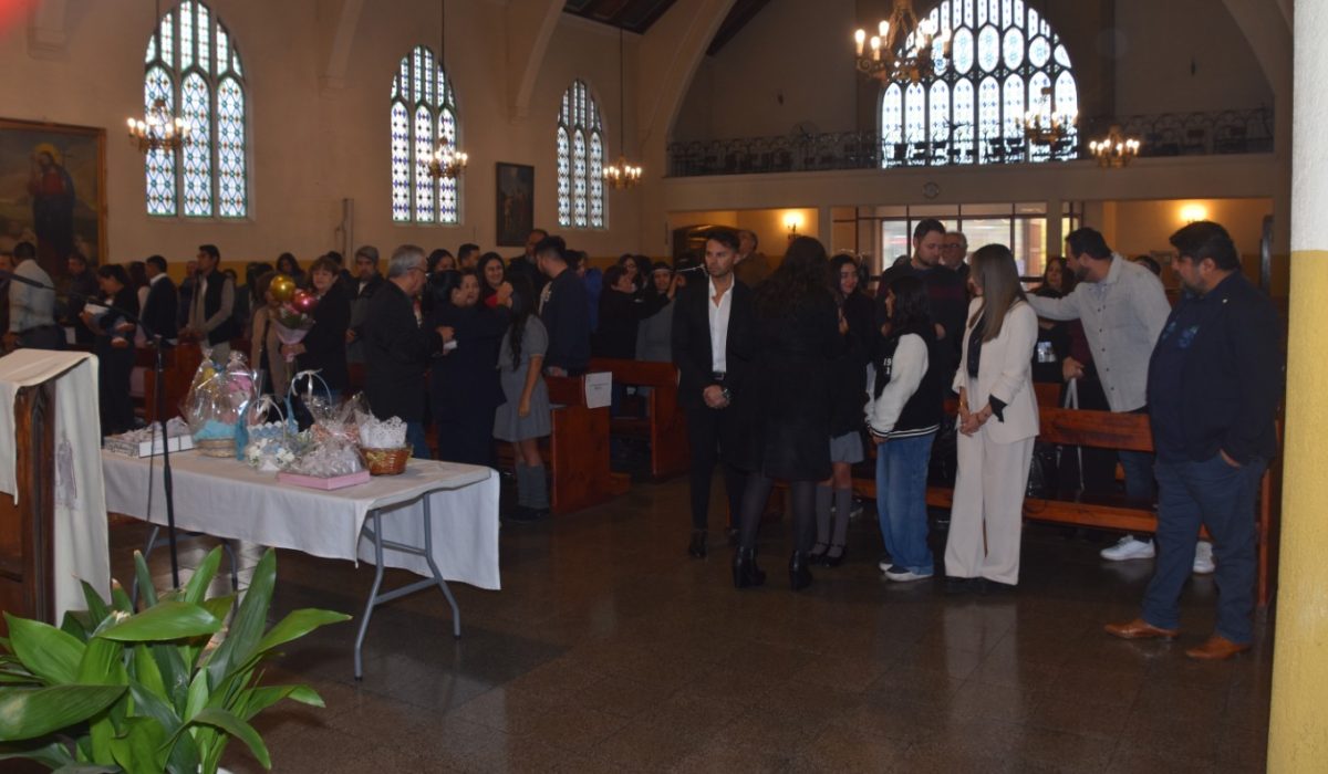12 nuevos hijos, presenta el colegio a Dios