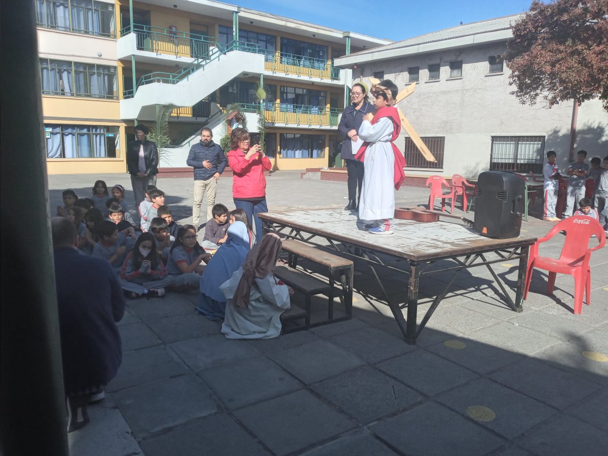 Estudiantes viven el “Vía crucis” de manera comunitaria
