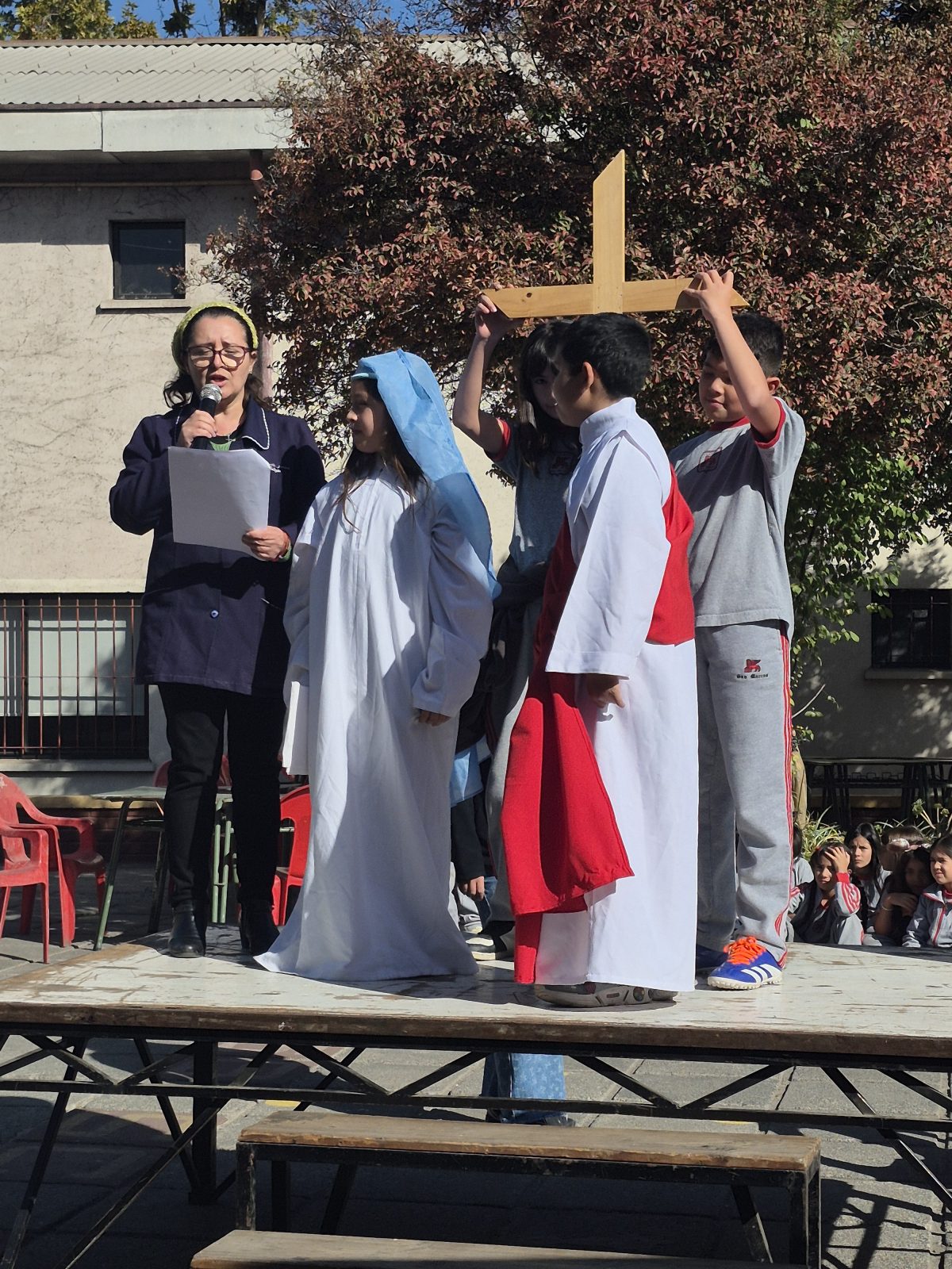 Estudiantes viven el “Vía crucis” de manera comunitaria