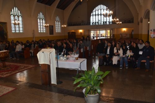 12 nuevos hijos/as, presenta el colegio a Dios.