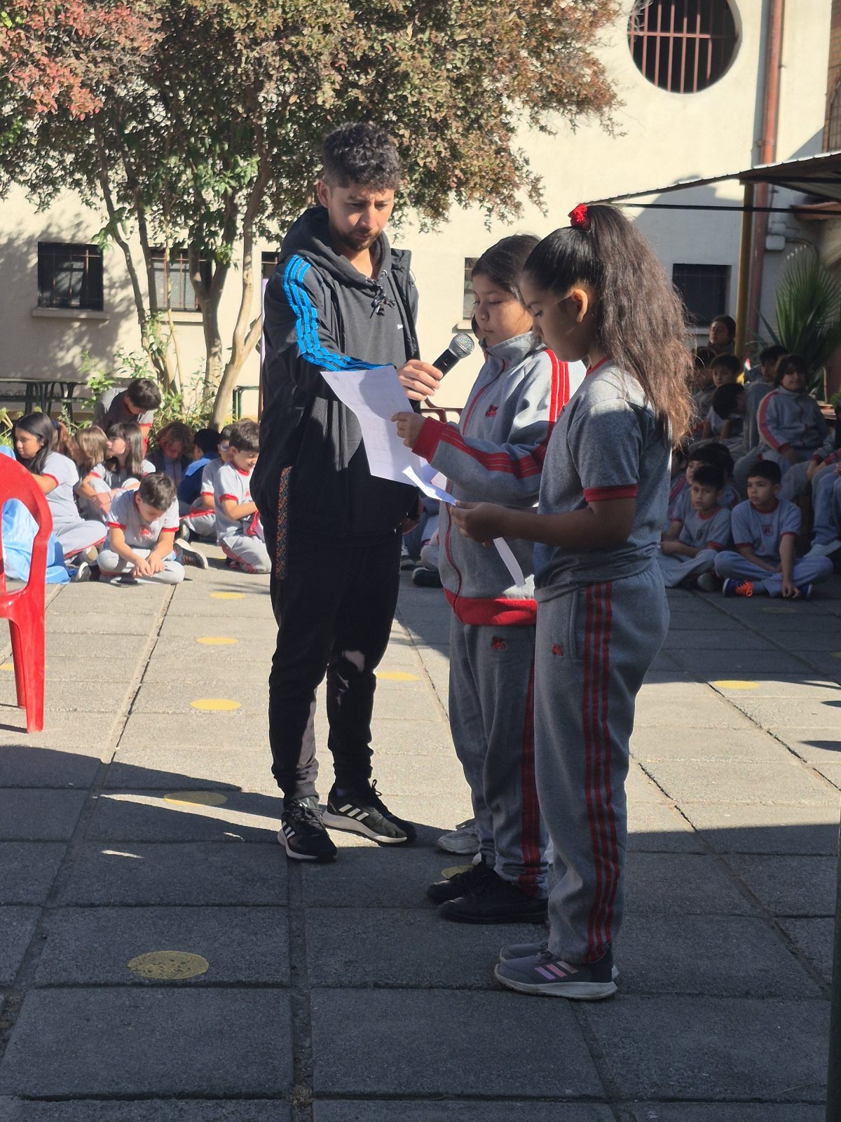 Estudiantes viven el “Vía crucis” de manera comunitaria