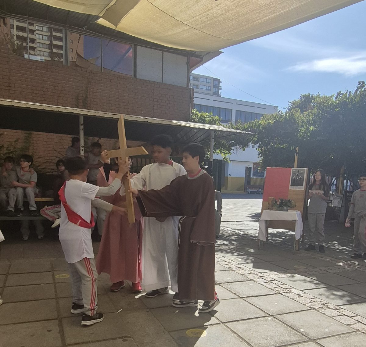Estudiantes viven el “Vía crucis” de manera comunitaria