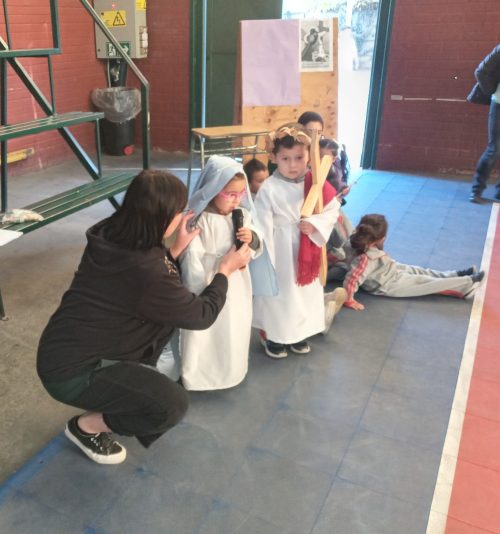 Estudiantes viven el “Vía crucis” de manera comunitaria