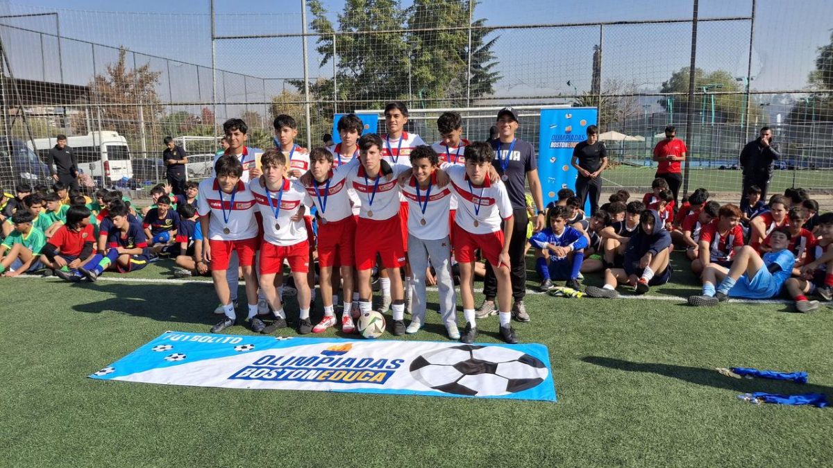 ¡Tercer Lugar para la Serie Intermedia de Futbolito en las Olimpiadas Boston Educa!