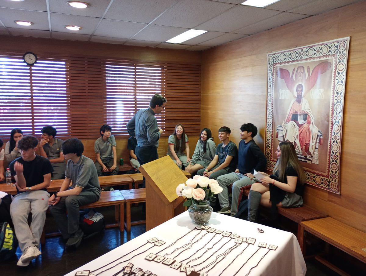Grupo de catequesis de reúne con el padre Fernando Valdivieso