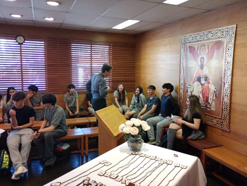 Grupo de catequesis de reúne con el padre Fernando Valdivieso