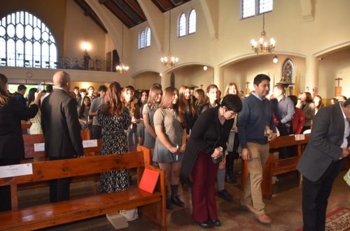 25 Miembros de la Comunidad Reciben el Sacramento de la Confirmación