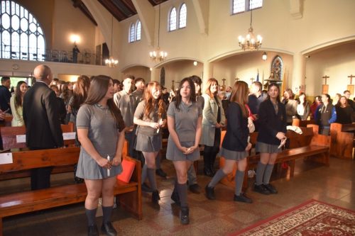 25 Miembros de la Comunidad Reciben el Sacramento de la Confirmación