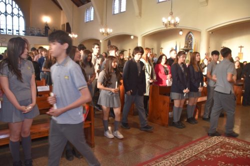 25 Miembros de la Comunidad Reciben el Sacramento de la Confirmación