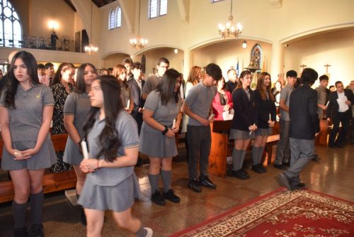 25 Miembros de la Comunidad Reciben el Sacramento de la Confirmación