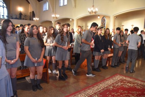 25 Miembros de la Comunidad Reciben el Sacramento de la Confirmación
