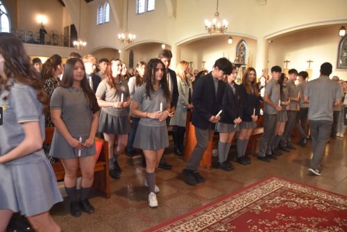 25 Miembros de la Comunidad Reciben el Sacramento de la Confirmación
