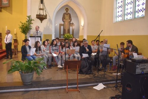 25 Miembros de la Comunidad Reciben el Sacramento de la Confirmación