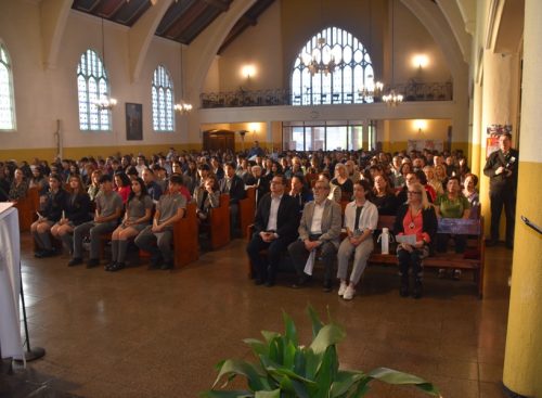 25 Miembros de la Comunidad Reciben el Sacramento de la Confirmación