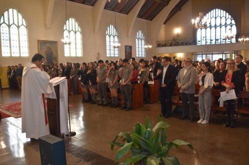 25 Miembros de la Comunidad Reciben el Sacramento de la Confirmación