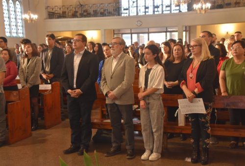 25 Miembros de la Comunidad Reciben el Sacramento de la Confirmación