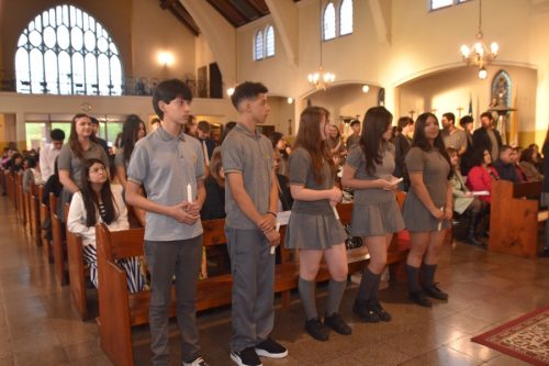 25 Miembros de la Comunidad Reciben el Sacramento de la Confirmación