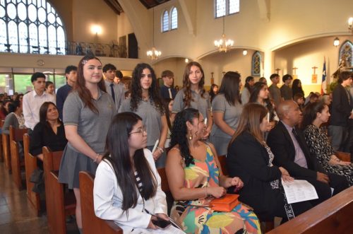 25 Miembros de la Comunidad Reciben el Sacramento de la Confirmación