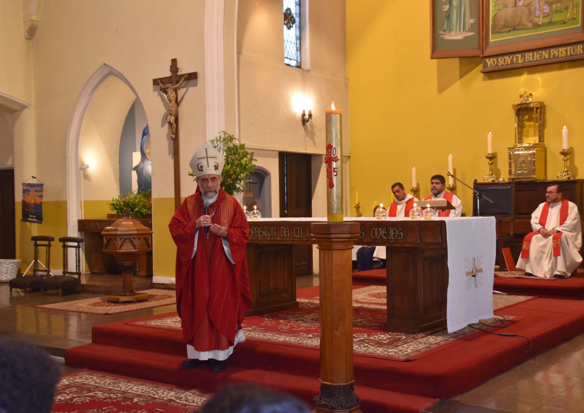25 Miembros de la Comunidad Reciben el Sacramento de la Confirmación