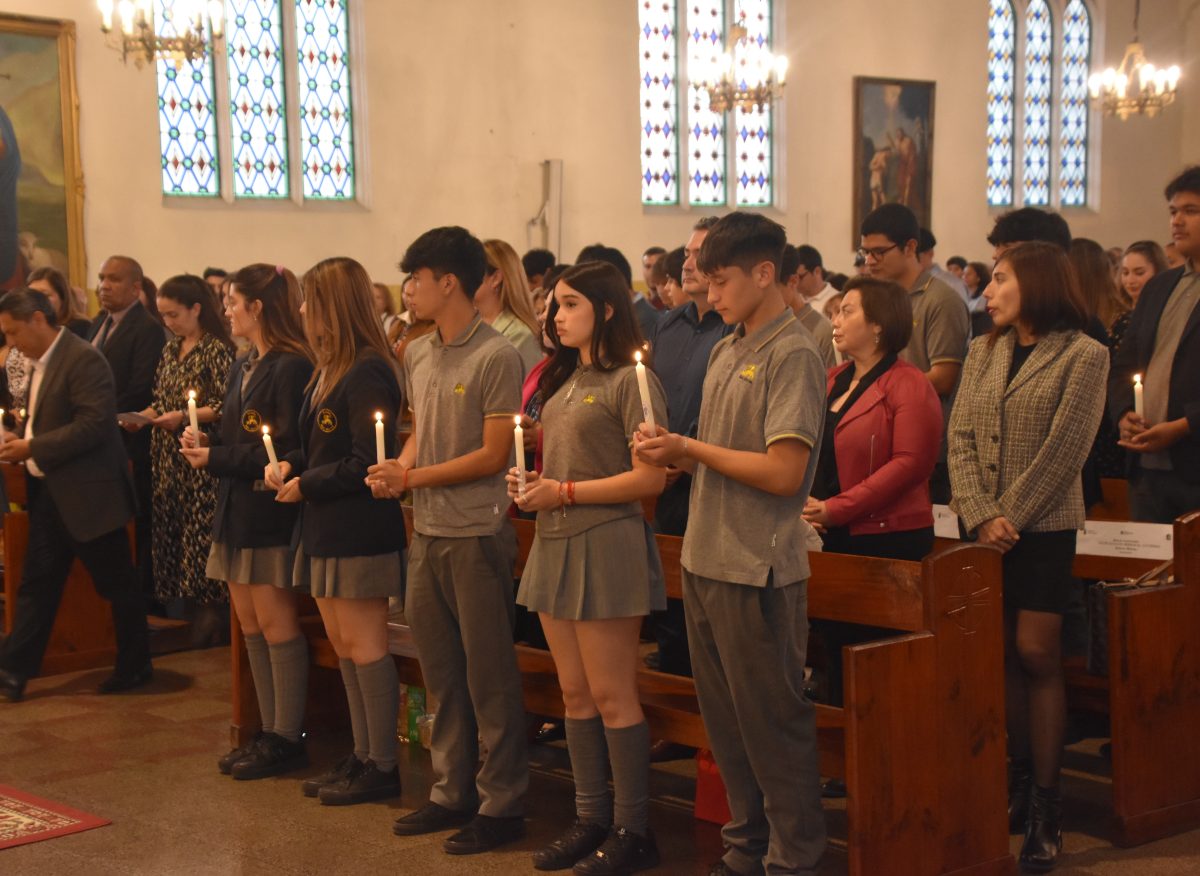 25 Miembros de la Comunidad Reciben el Sacramento de la Confirmación