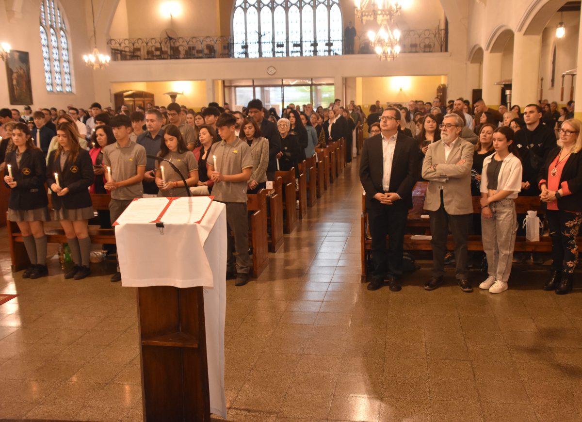 25 Miembros de la Comunidad Reciben el Sacramento de la Confirmación