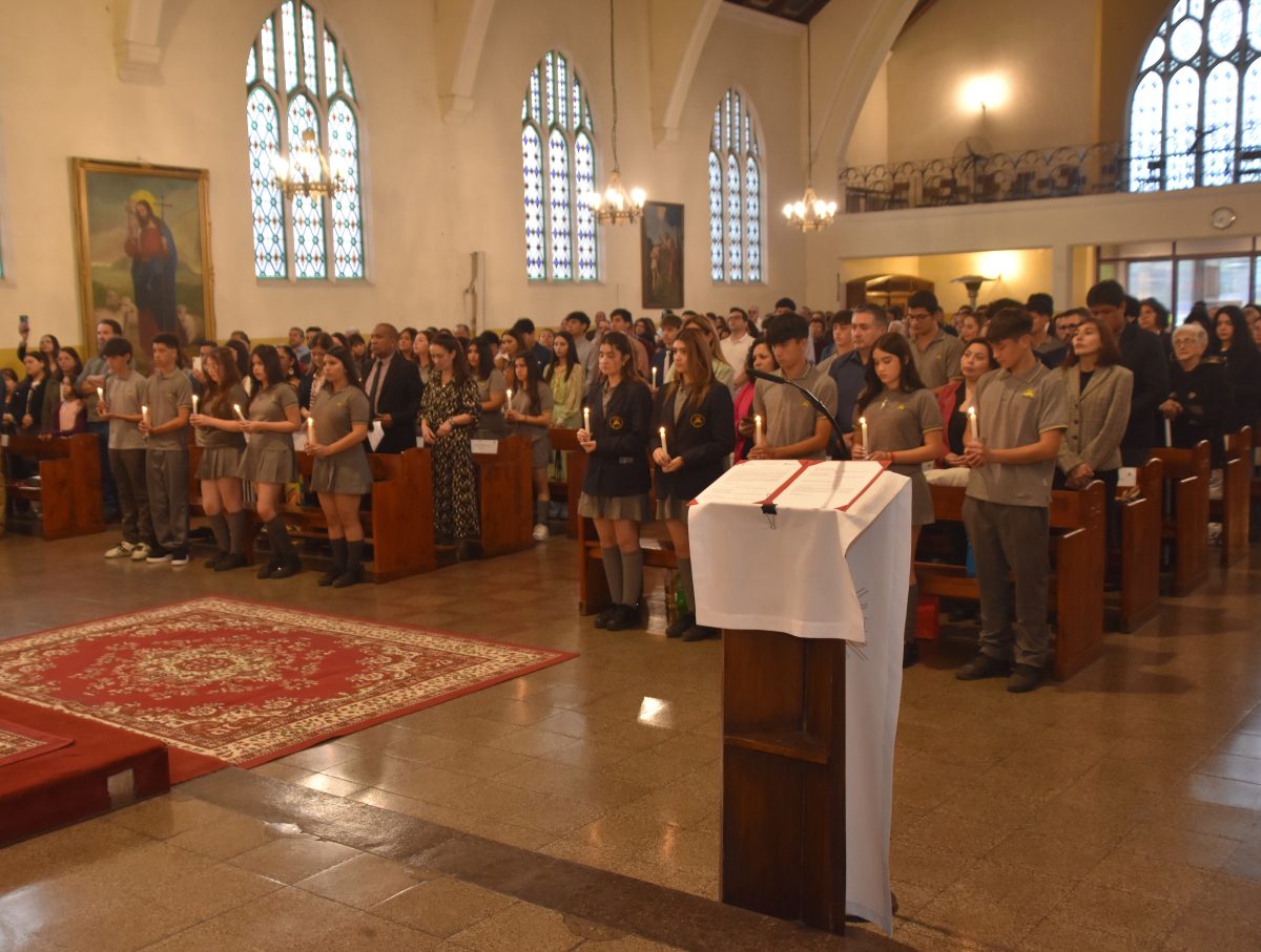 25 Miembros de la Comunidad Reciben el Sacramento de la Confirmación