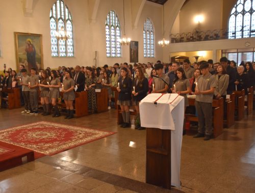 25 Miembros de la Comunidad Reciben el Sacramento de la Confirmación