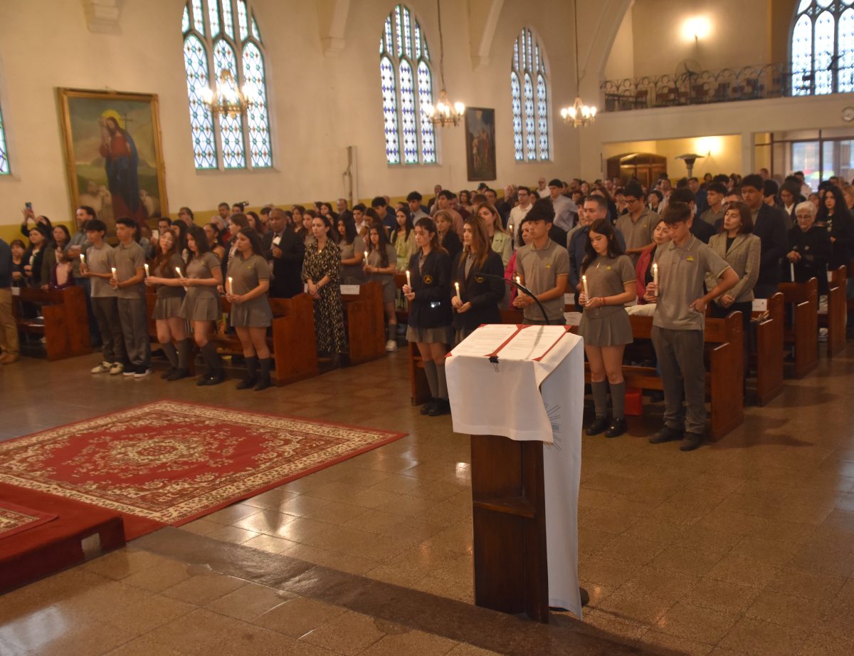 25 Miembros de la Comunidad Reciben el Sacramento de la Confirmación
